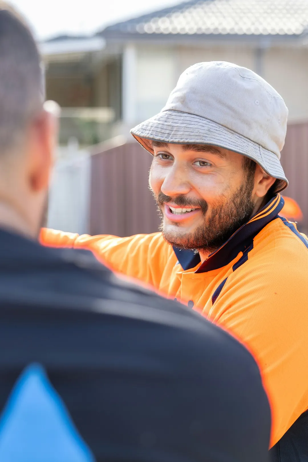 Snekker i prat med en huseier om jobben